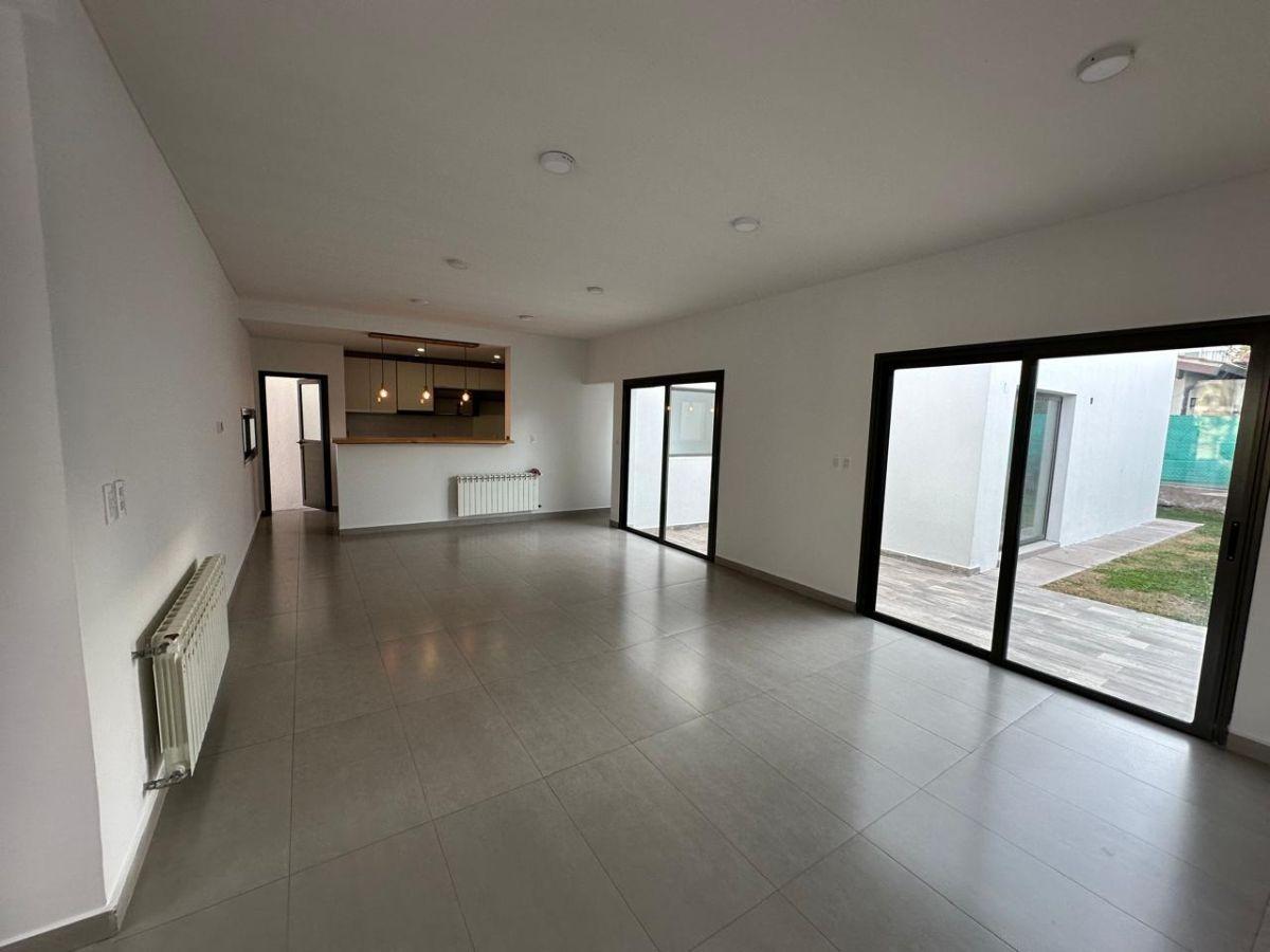 Foto de SE ALQUILA HERMOSA CASA EN B° PRIVADO RINCON DE DRUMMOND , LUJAN DE CUYO, imagen 4