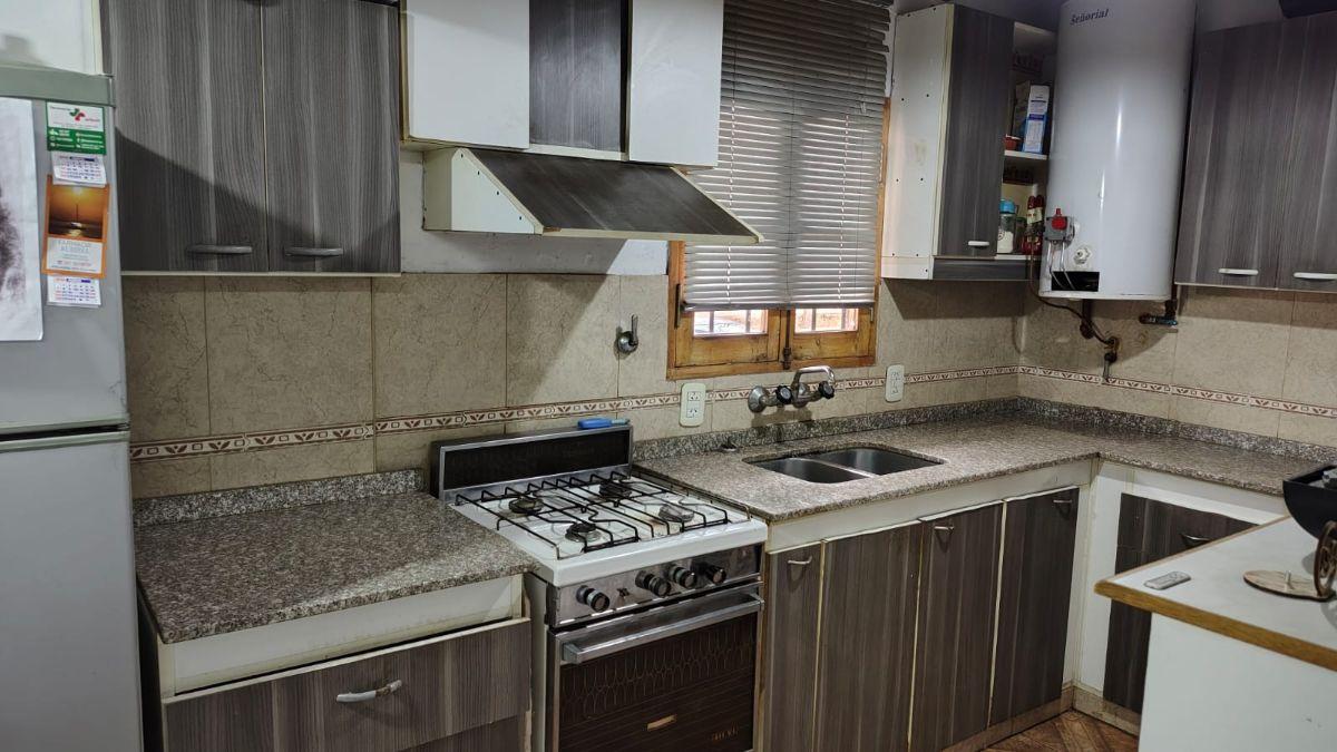 Foto de SE VENDE CASA EXCELENTE UBICACION FRANCIA N°3938 ESQUINA ARAUJO, imagen 1