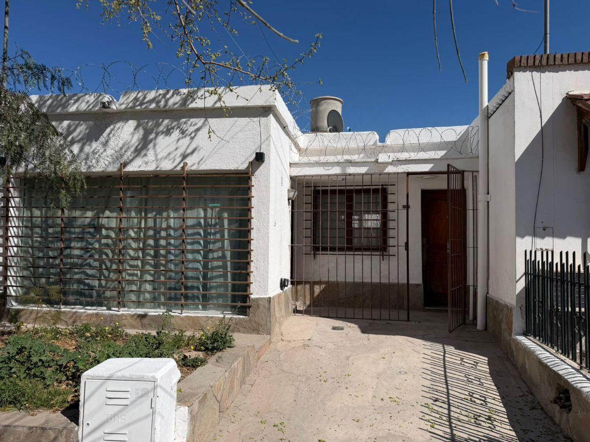 Foto de Se alquila hermosa casa en calle Manuel Garcia n°1515 Godoy Cruz, imagen 1