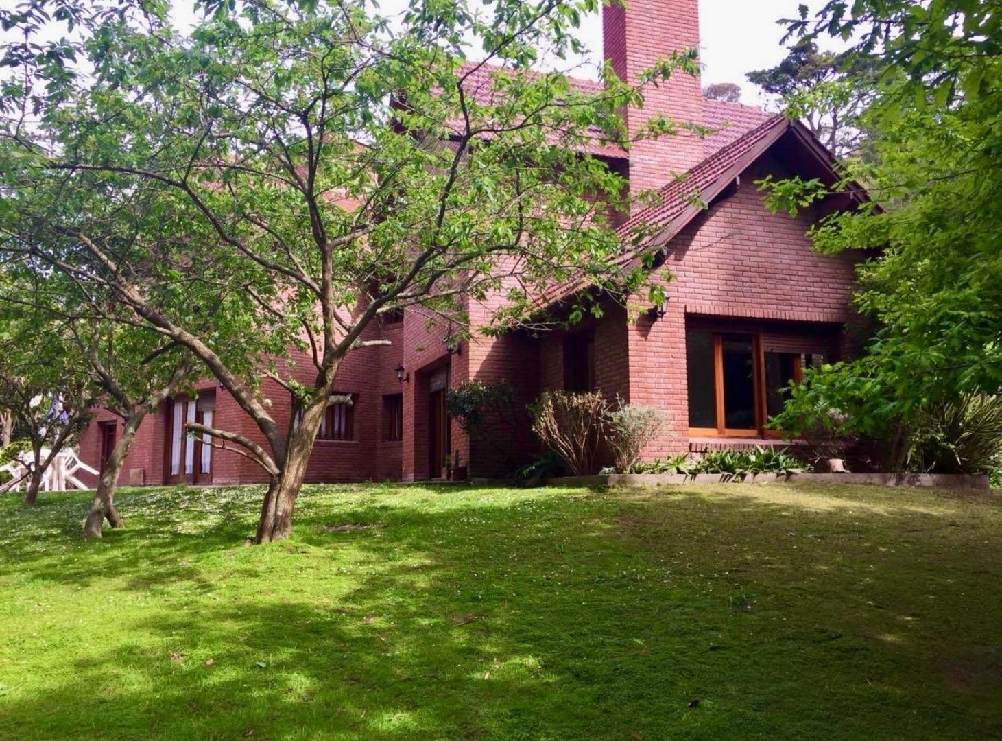 Casa Venta en el Bosque Peralta Ramos, 4 ambientes con pileta.