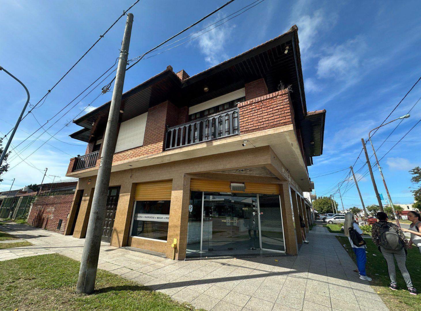 VENTA DE CASA 4 AMB CON PILETA Y LOCAL