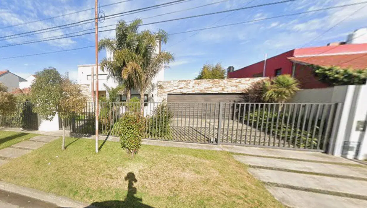 Casa en venta, con pileta climatizada en barrio Caisamar 1