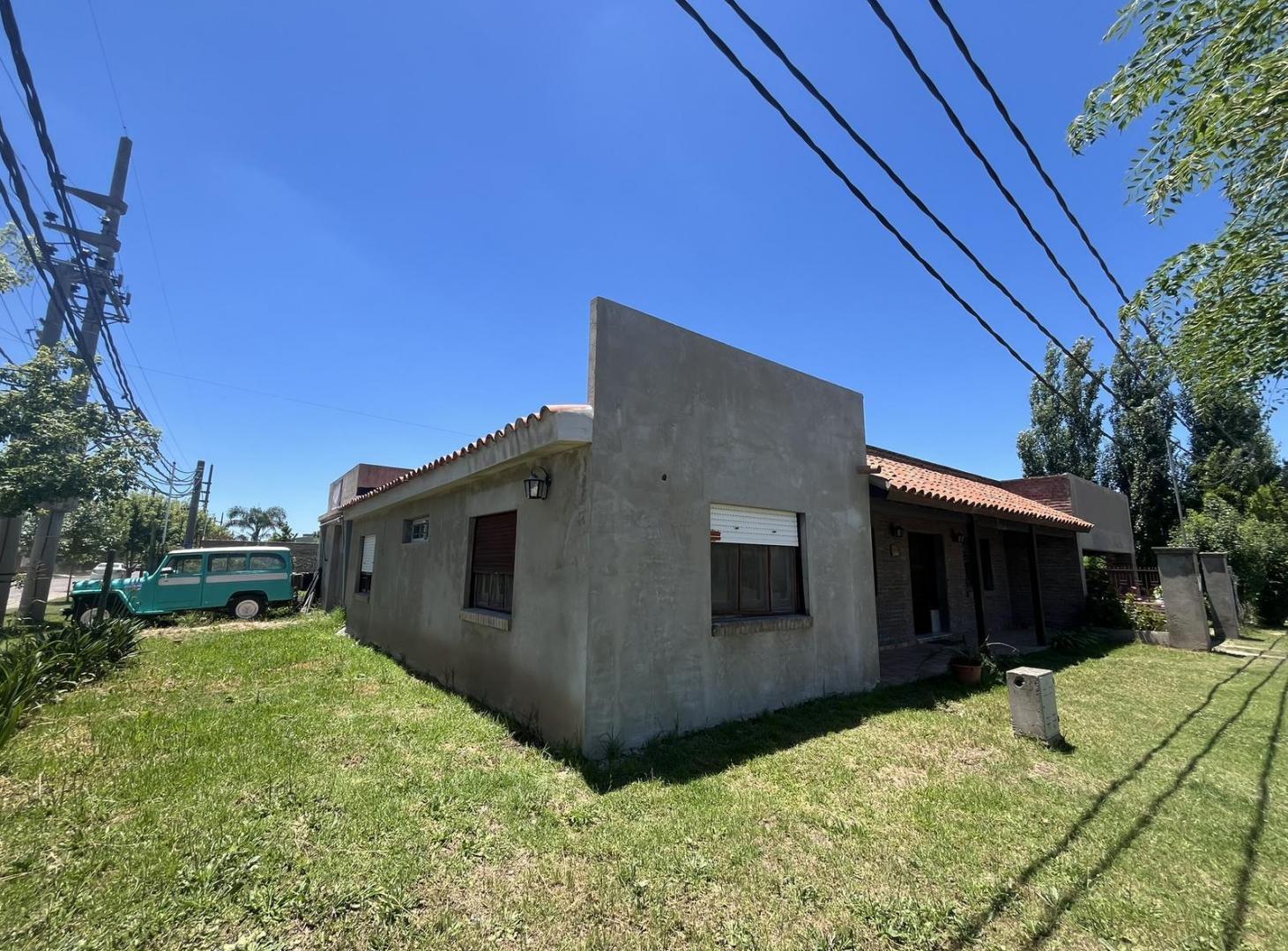 venta Casa en Las Acequias en esquina jardin 3 dormitorios