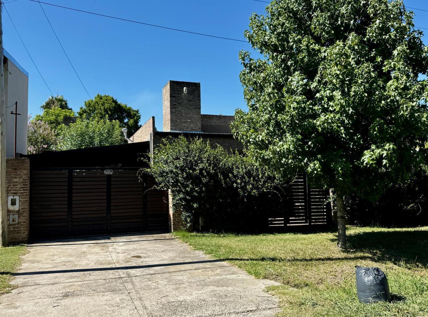 Casa en Rosario de 2 dormitorios, jardin, quincho y pileta