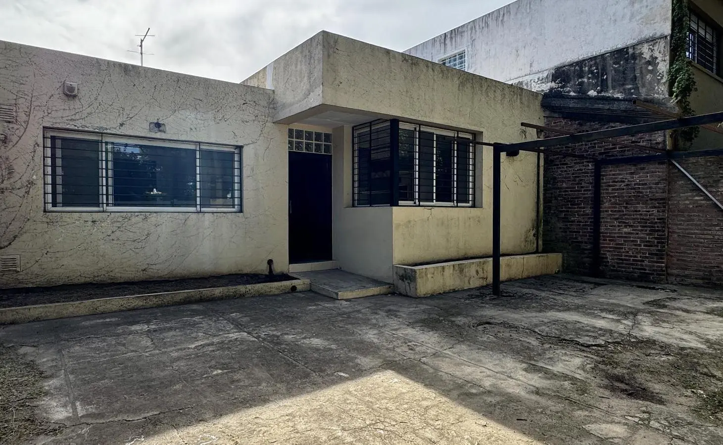 Casa en venta de 3 dormitorios y jardín amplio Rosario 2