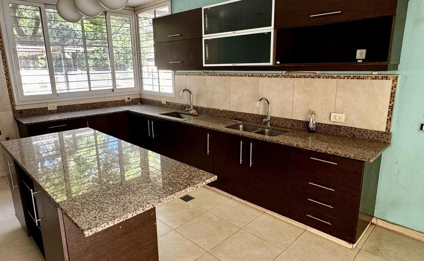 Casa en venta de 3 dormitorios y jardín amplio Rosario 3