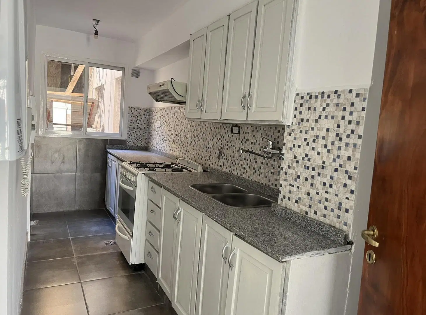 Departamento 2 dormitorios en venta al frente con balcón. Cocina independiente. reciclado 3