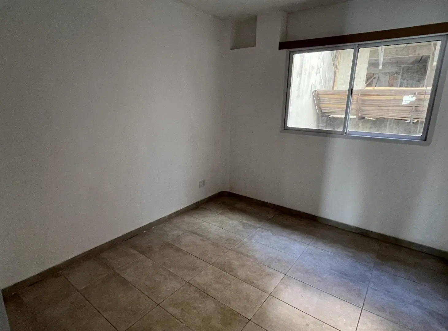 Departamento 2 dormitorios en venta al frente con balcón. Cocina independiente. reciclado 3