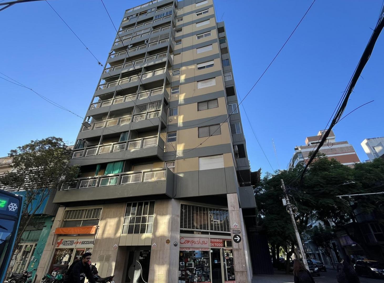 Departamento 2 dormitorios en venta al frente con balcón. Cocina independiente. reciclado