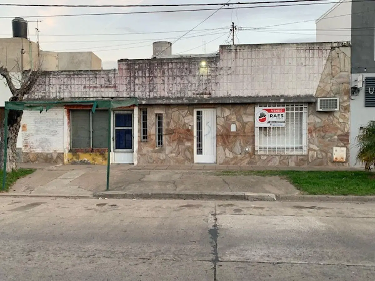 PROPIEDAD MÁS LOCAL COMERCIAL EN CALLE DERQUI N° 2811 1