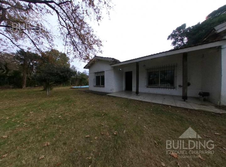 Casa en venta - 2 dormitorios - escritorio - 1 baño - pileta - quincho - cochera descubierta - parqu