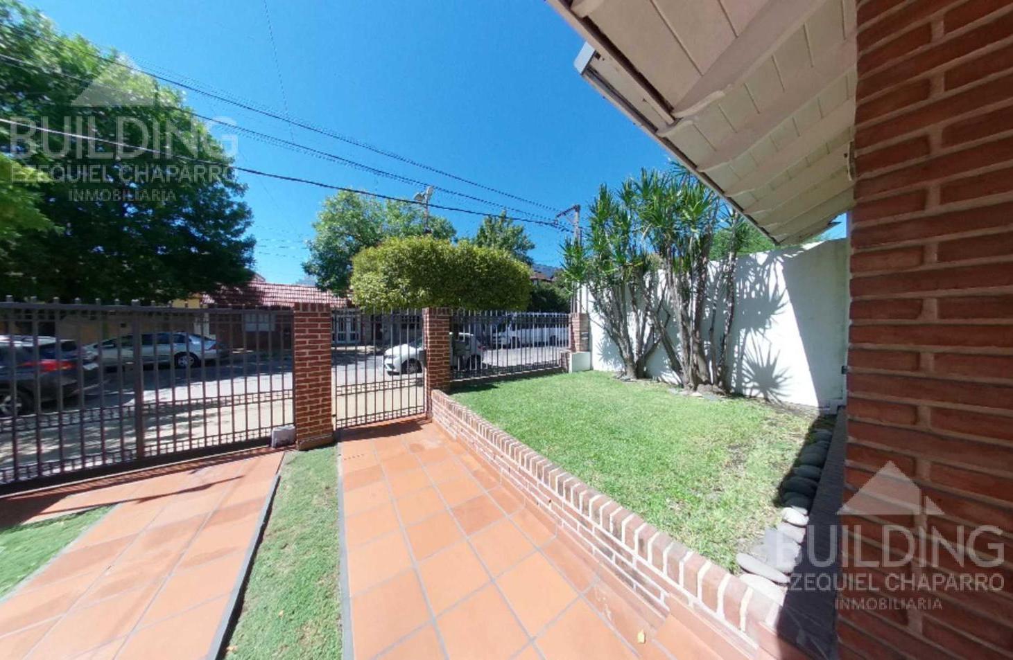 Casa en venta - 3 dormitorios - Cochera - Pileta - La Plata