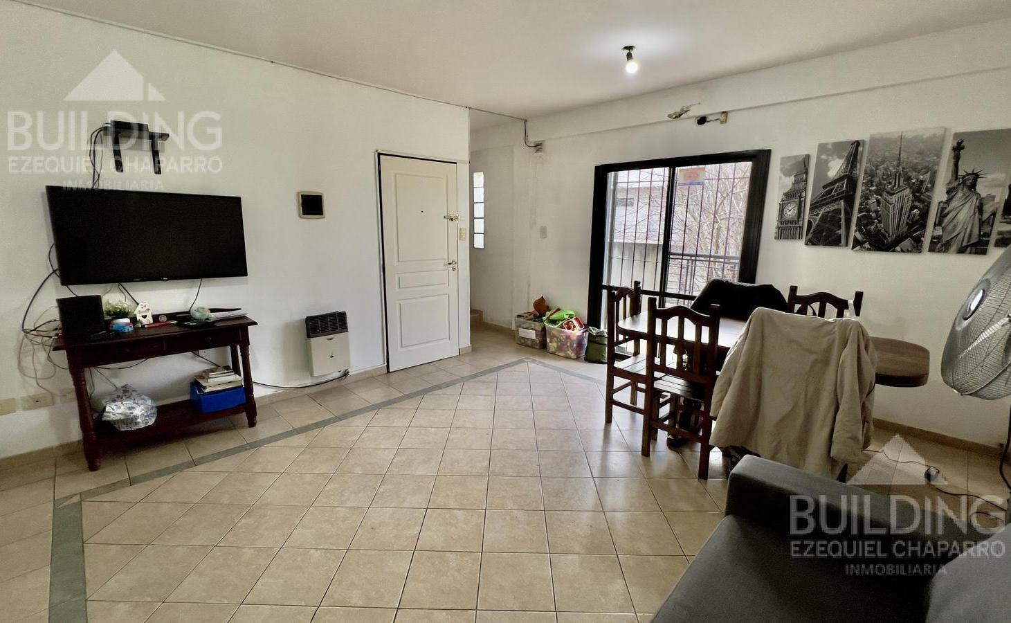 Departamento dos dormitorios y terraza privada en venta en La Plata. Apto banco