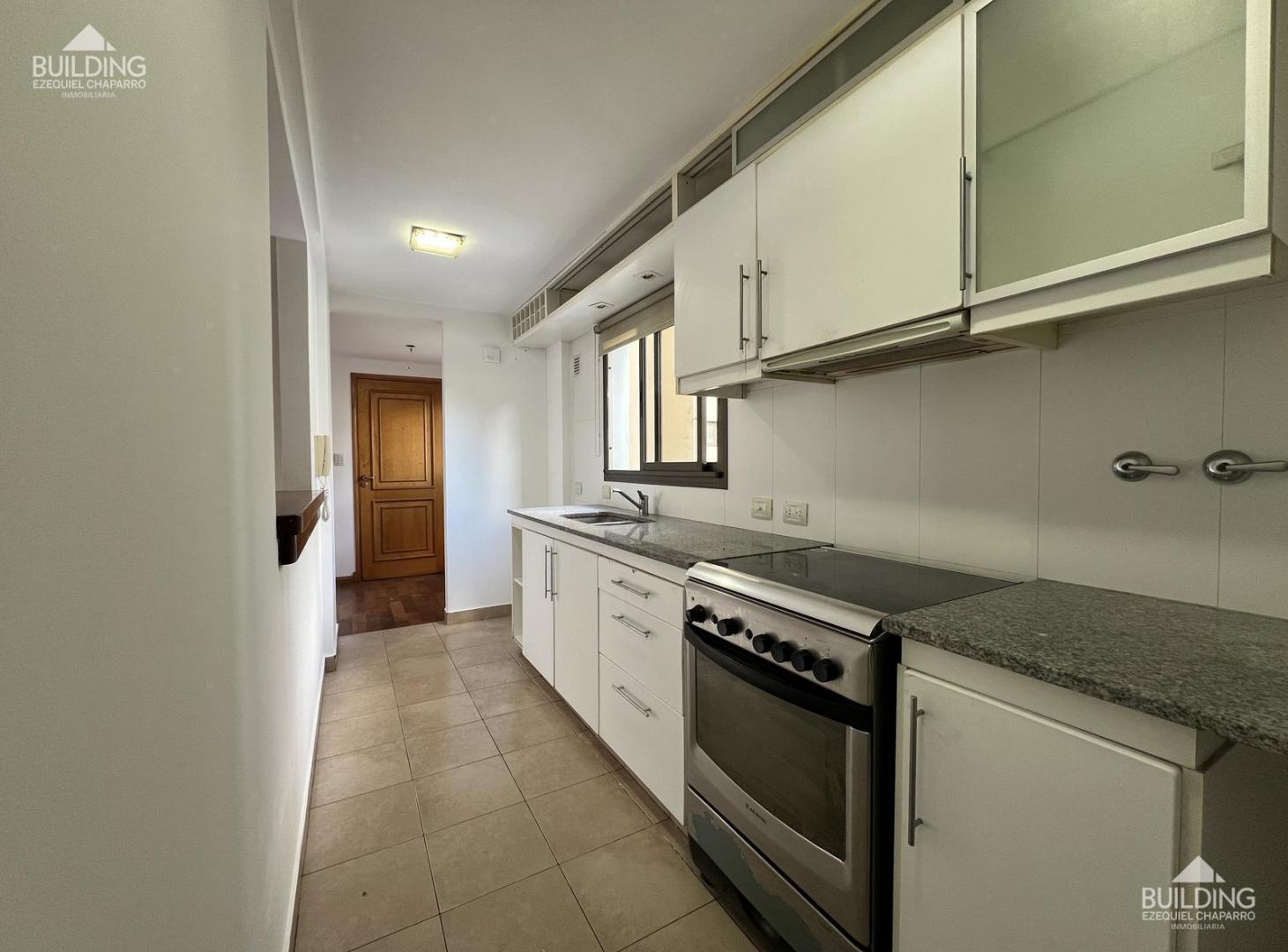 Foto de Departamento en venta - 2 dormitorios escritorio - cochera - La Plata, imagen 3