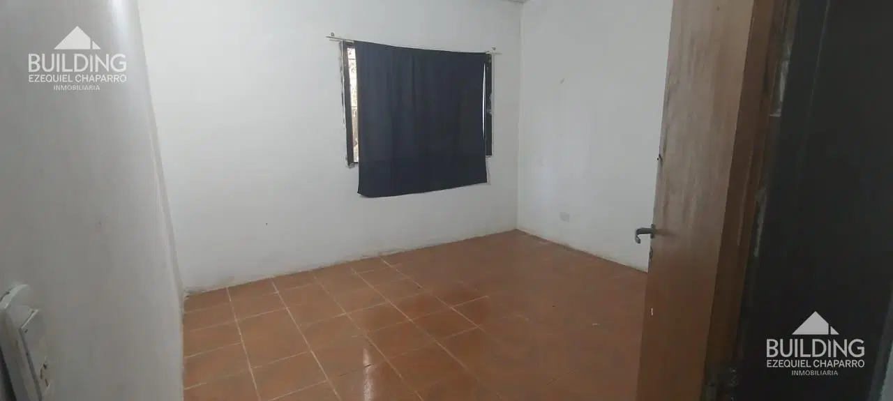 Casa de 2 dormitorios con monoambiente y patio en Melchor Romero 5