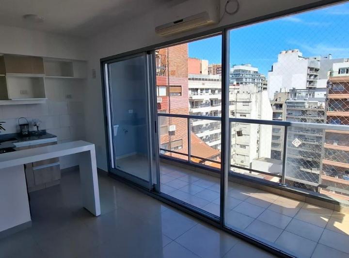 Lugones y Olazabal Alquiler 2 ambientes piso alto contrafrente super luminoso 3