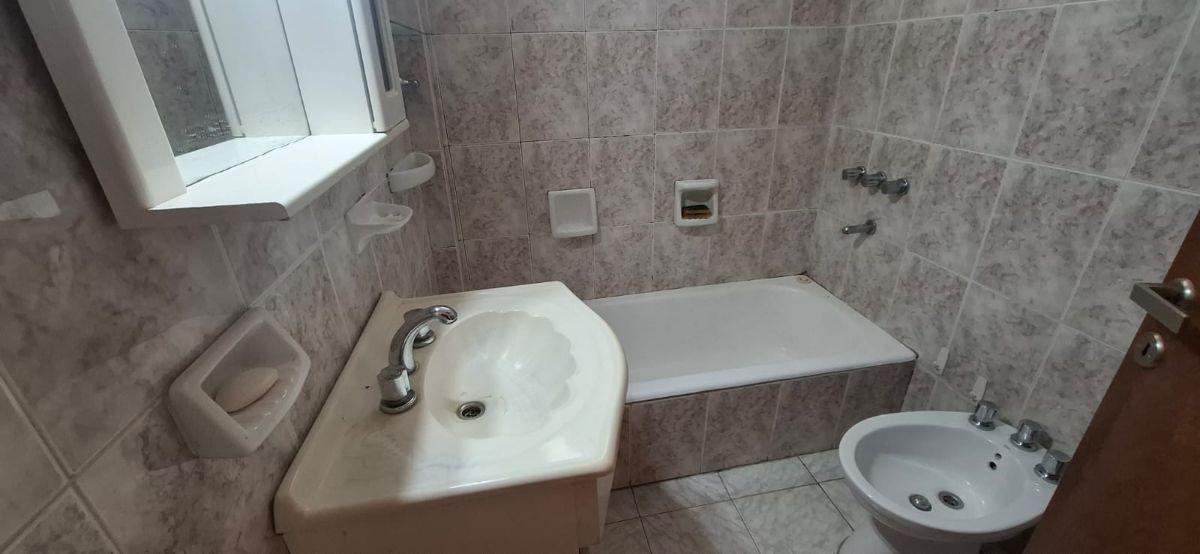 Foto de Departamento 3 ambientes cochera baño y toillete Baulera gran balcon, imagen 5