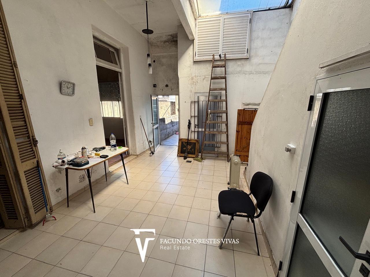 Foto de VENTA - CASA - LOTE PROPIO - TRES AMBIENTES - GARAGE/LOCAL - CIUDADELA, imagen 4