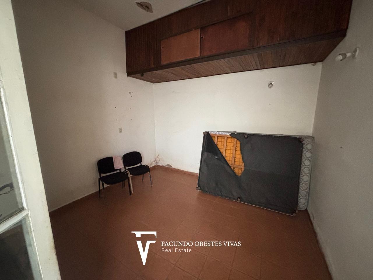 Foto de VENTA - CASA - LOTE PROPIO - TRES AMBIENTES - GARAGE/LOCAL - CIUDADELA, imagen 2