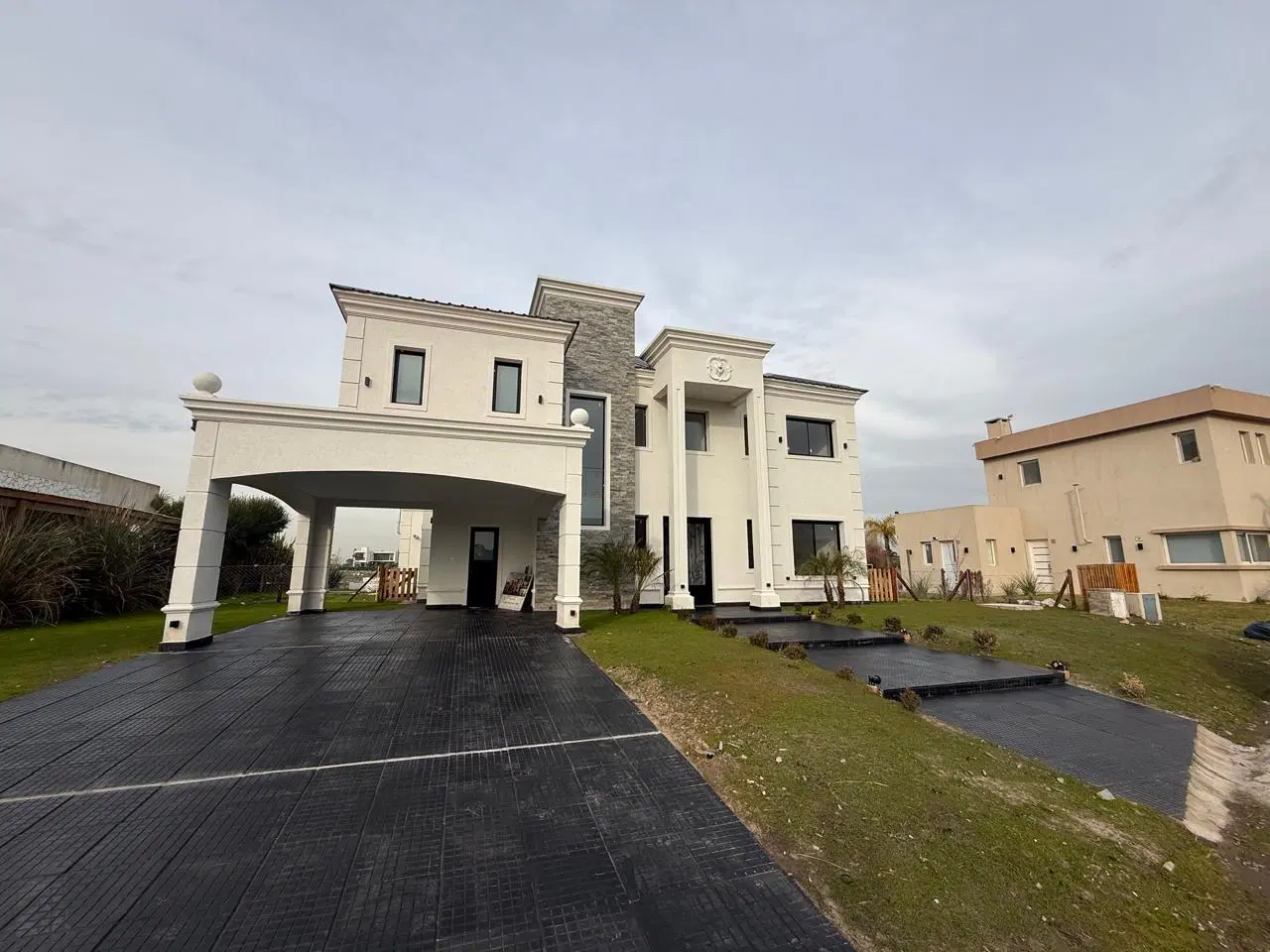 VENTA- CASA- CINCO AMBIENTES-CAYEGORIA-PARRILLA-PILETA-BALCON ATERRAZADO-LAGOS DE CANNING- 3