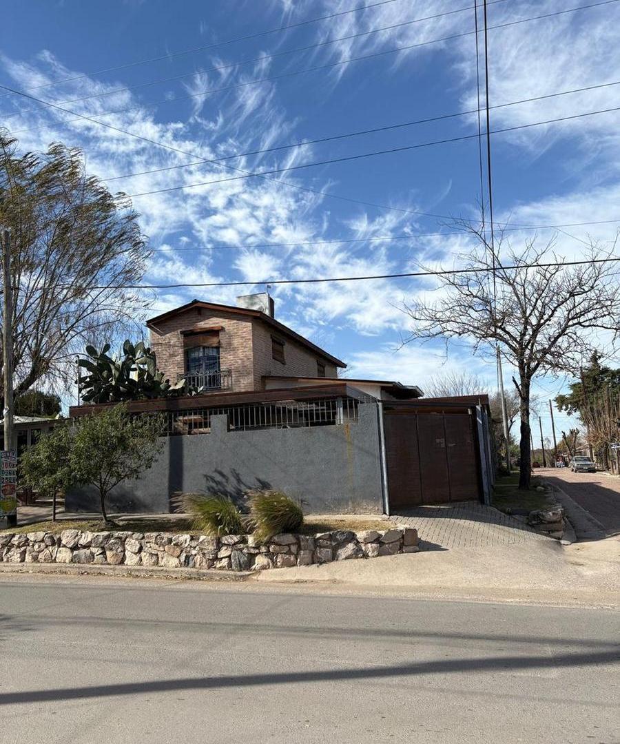 Casa Tres dormitorios con pileta - Unquillo