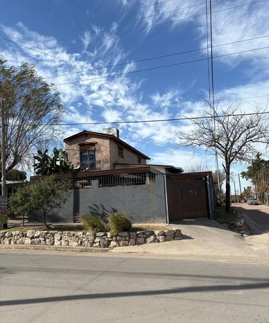 Casa Tres dormitorios con pileta - Unquillo 1
