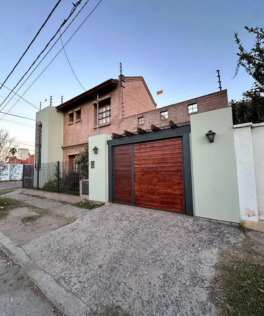Casa Tres Dormitorios - con Pileta - Arguello 5