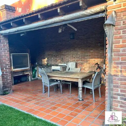 VENTA CHALET 5 AMB CON DEPENDENCIA, QUINCHO, PILETA, PARQUE, GARAGE PARA 2 AUTOS. 4