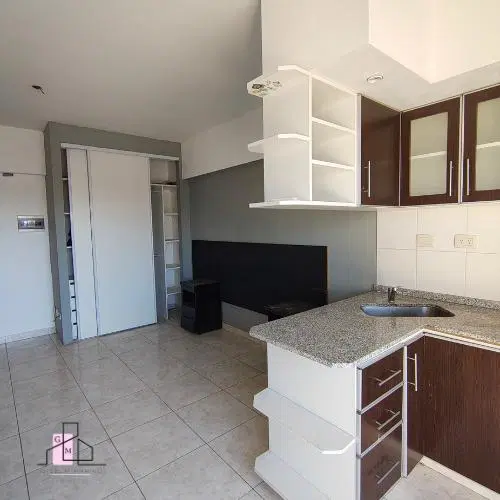 VENTA MONOAMBIENTE CON COCHERA CUBIERTA, BAULERA Y AMPLIO BALCÓN AL FRENTE 2