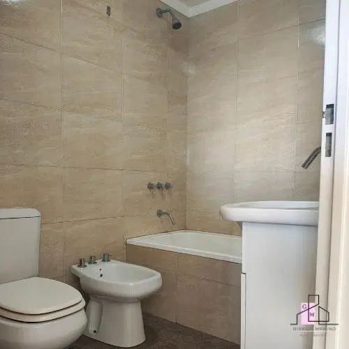 VENTA MONOAMBIENTE CON COCHERA CUBIERTA, BAULERA Y AMPLIO BALCÓN AL FRENTE 3