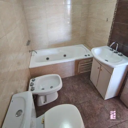 VENTA MONOAMBIENTE CON COCHERA CUBIERTA, BAULERA Y AMPLIO BALCÓN AL FRENTE 4