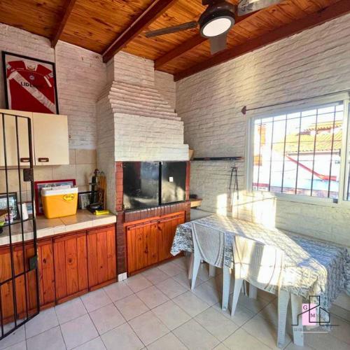 Foto de VENTA Excelente casa de 3 ambientes en dos plantas con quincho parrilla, imagen 5