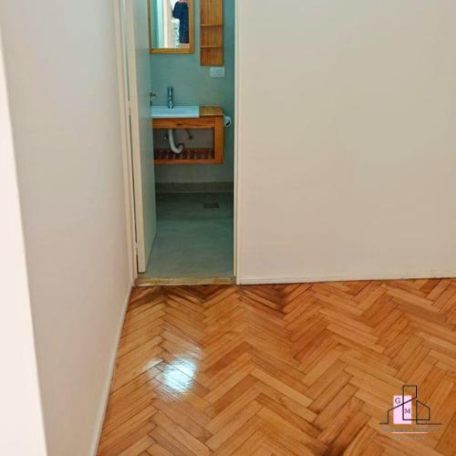 Foto de VENTA DEPTO 3 AMBIENTES REMODELADO A NUEVO, APTO CREDITO FLORES NORTE, imagen 5