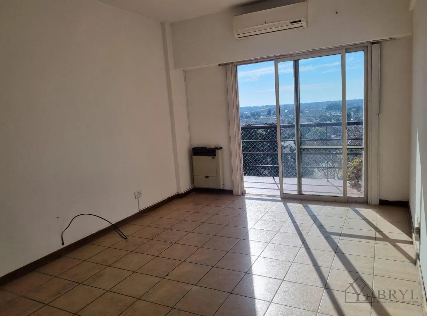 Venta Departamento 3 Ambientes a reciclar en Wilde en frente de la estación 4