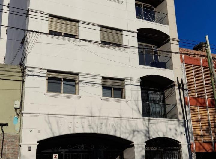 Oficina 43 y 6 al frente planta baja 2 niveles, aire acondicionado, 2 cocheras.-