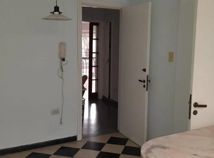 Departamento 43 y 7 al frente, liv com, coc-com, 3 dormitorios, baños, terraza. 4
