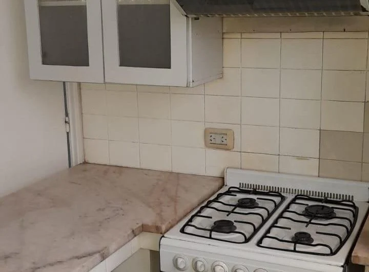 Departamento 43 y 7 al frente, liv com, coc-com, 3 dormitorios, baños, terraza. 1