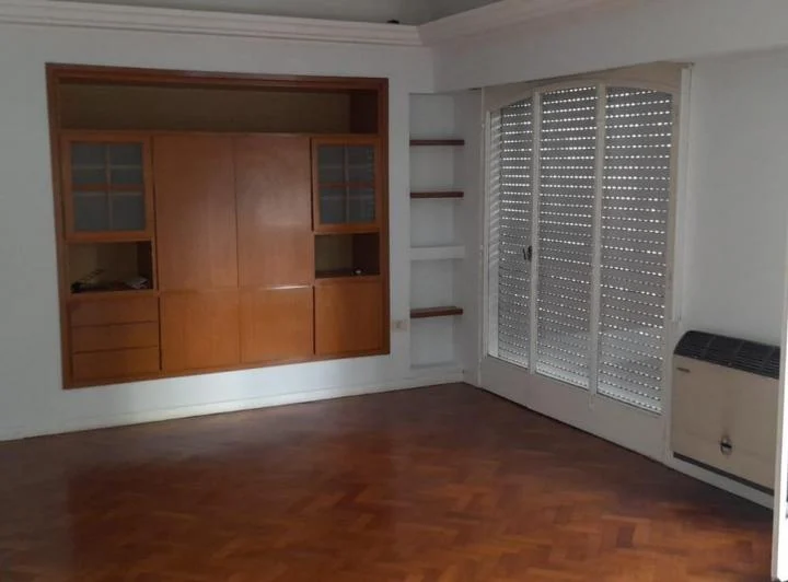 Departamento 43 y 7 al frente, liv com, coc-com, 3 dormitorios, baños, terraza. 5