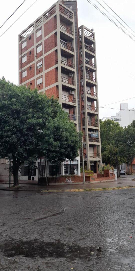 Departamento 11 y 41 frente Living comedor, dormitorio, placard, baño con bañera, cocina, cochera