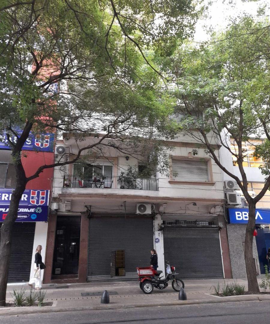 Departamento 12 y 55 al frente semipiso, 2 dormitorios, placares, balcon, escritorio, luminoso.