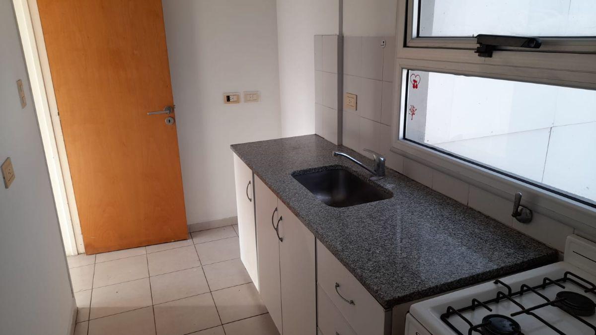 Foto de Departamento 8 y 60 en alquiler, frente living comedor, cocina, baño, imagen 4