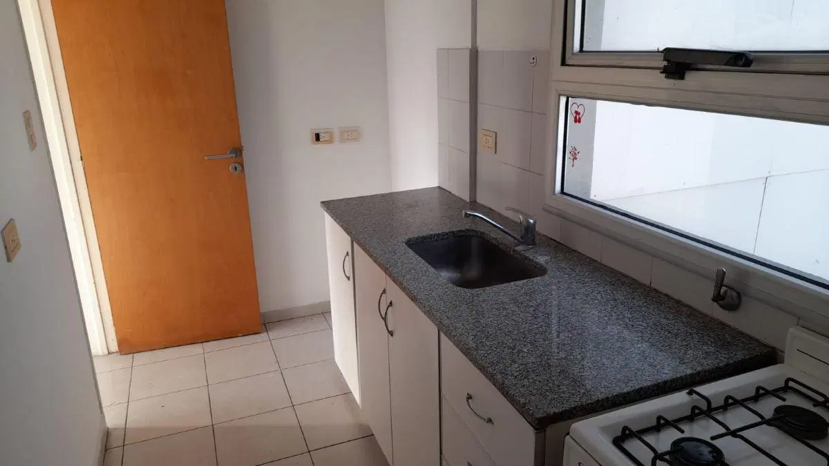 Departamento 8 y 60 en alquiler, frente living comedor, cocina, baño, placard, balcon luminoso 4