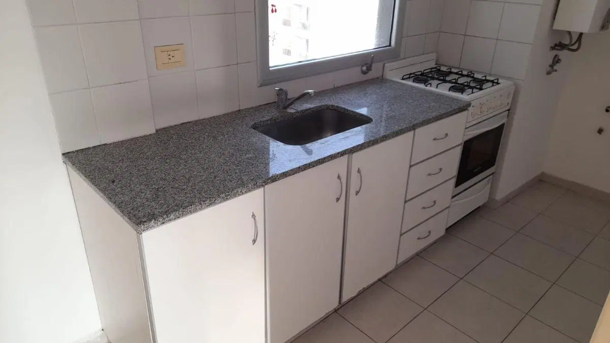 Departamento 8 y 60 en alquiler, frente living comedor, cocina, baño, placard, balcon luminoso 5