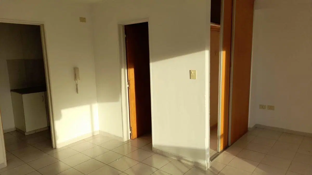 Departamento 8 y 60 en alquiler, frente living comedor, cocina, baño, placard, balcon luminoso 3