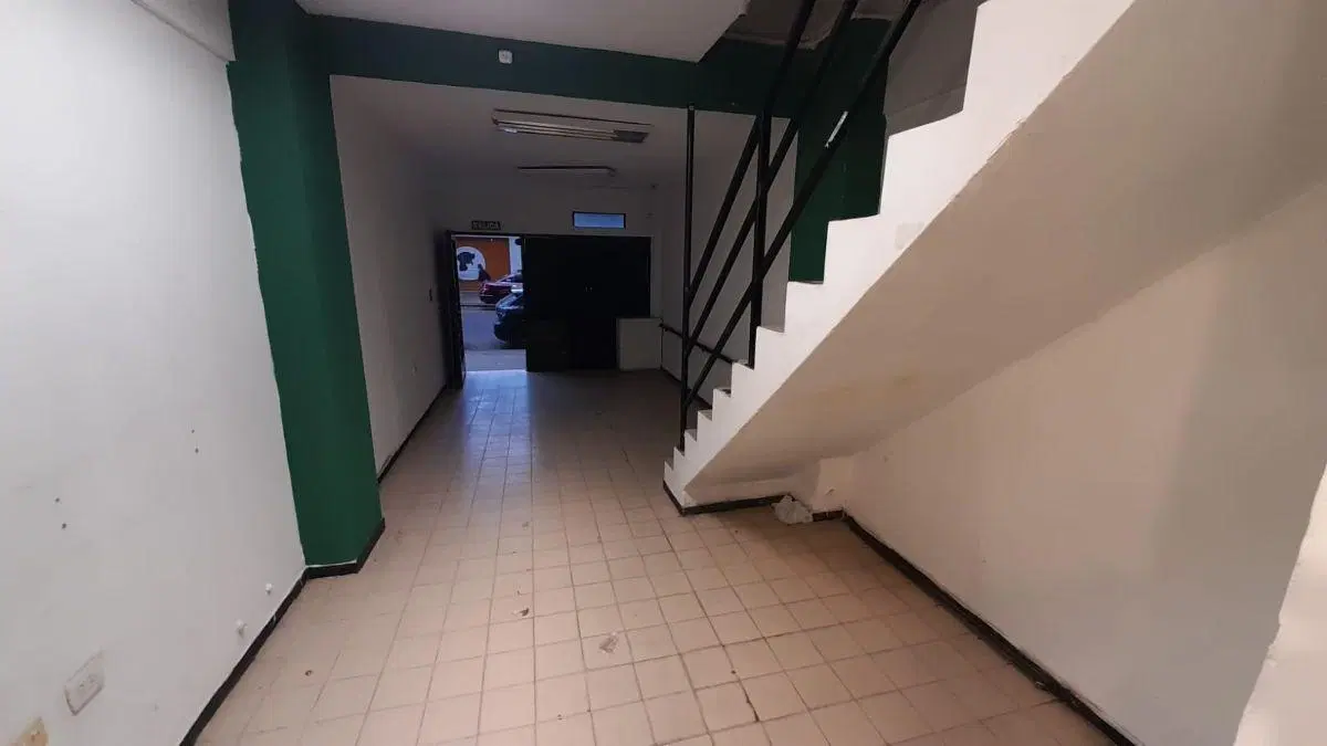 Local comercial 56 y 7 alquiler, 2 plantas, superficie 85 m² mide 3 m por 10 m.- 5