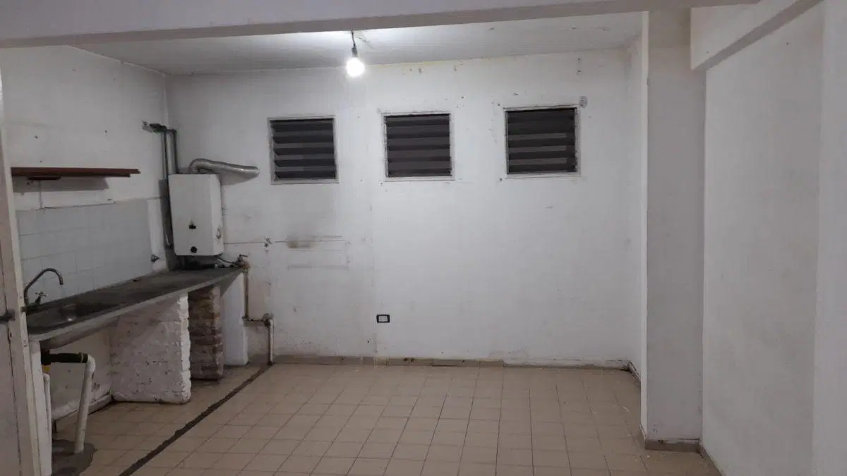 Local comercial 56 y 7 alquiler, 2 plantas, superficie 85 m² mide 3 m por 10 m.- 3