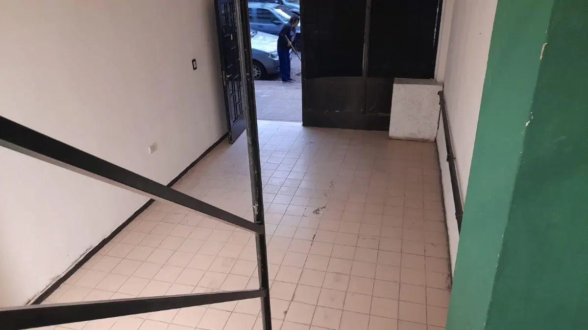 Local comercial 56 y 7 alquiler, 2 plantas, superficie 85 m² mide 3 m por 10 m.- 4