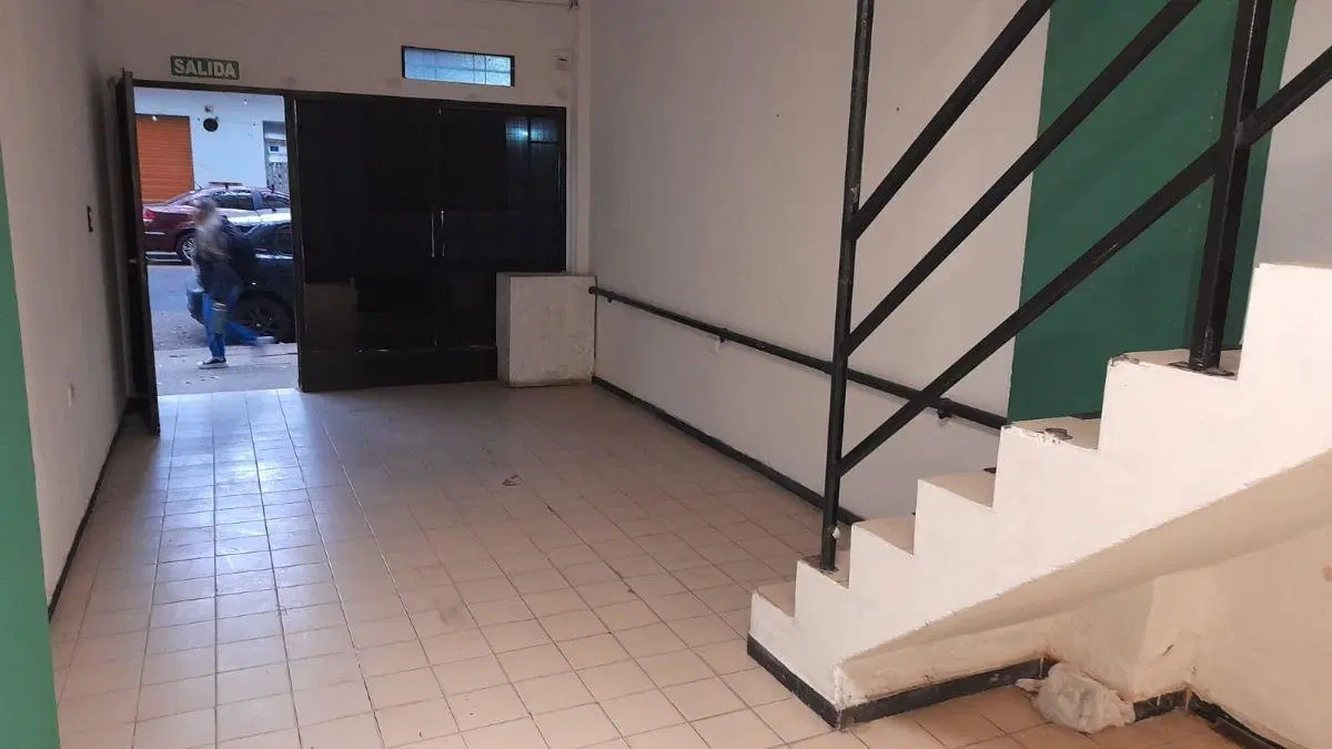 Local comercial 56 y 7 alquiler, 2 plantas, superficie 85 m² mide 3 m por 10 m.- 2