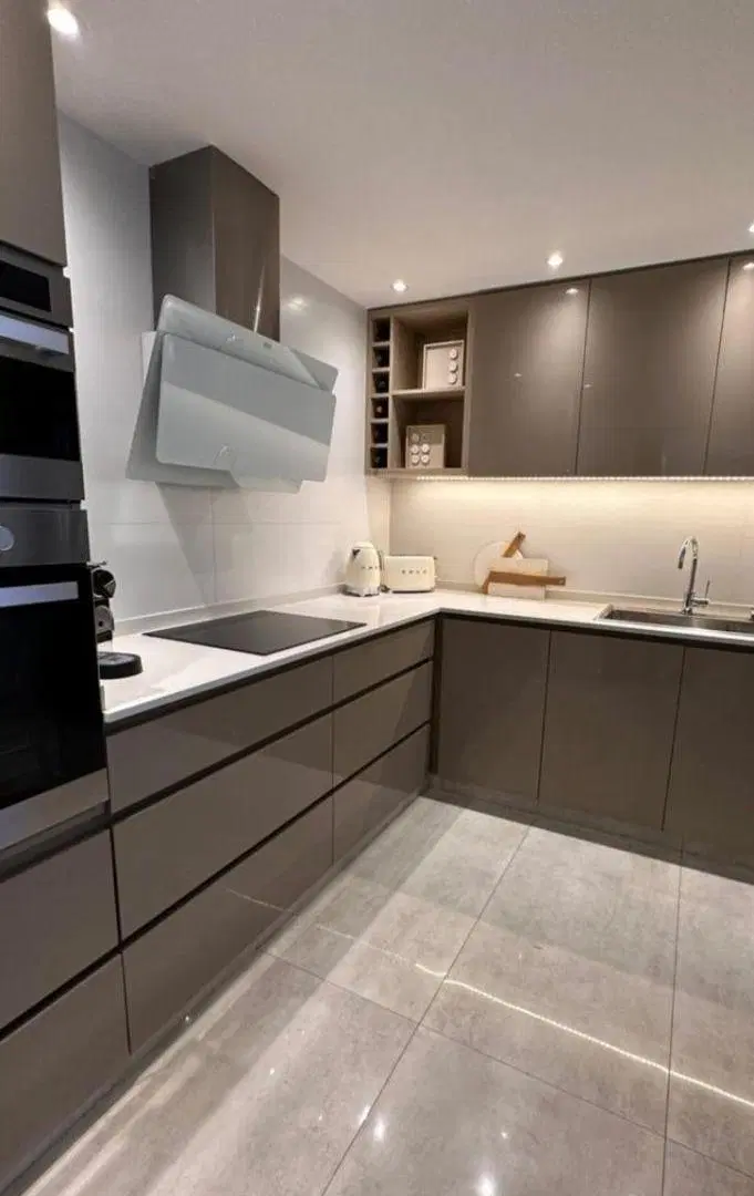 Departamento, categoría 44 y 12 Living comedor, cocina comedor, 2 dormitorios (1 suite), cochera 2