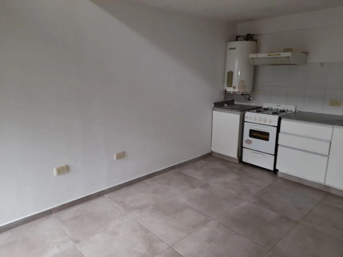 Departamento 43 y 6, Dúplex, dormitorio, living comedor, cocina, baño, muy luminoso. SIN EXPENSAS. 4